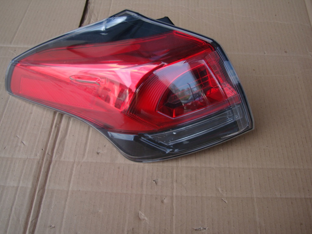 TOYOTA RAV4 IV LIFT LAMPA LEWA TYLNA