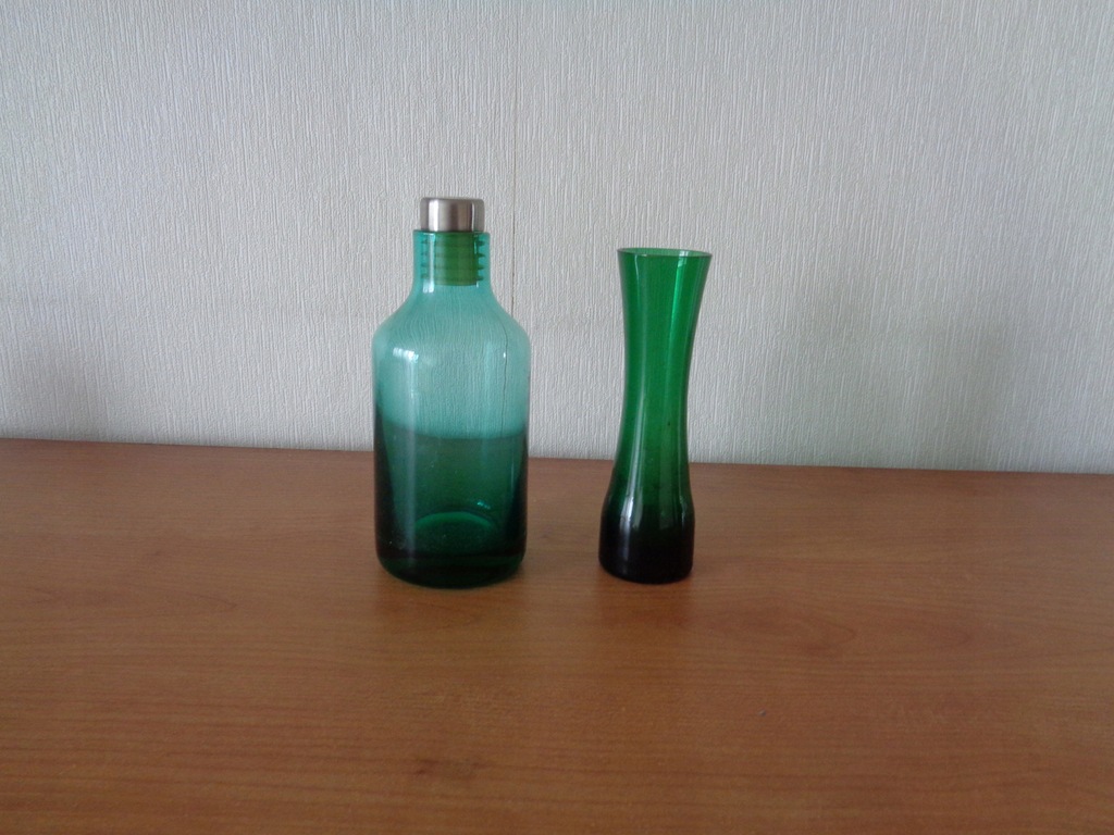 dekoracyjna zielona butelka i mały zielony flakon