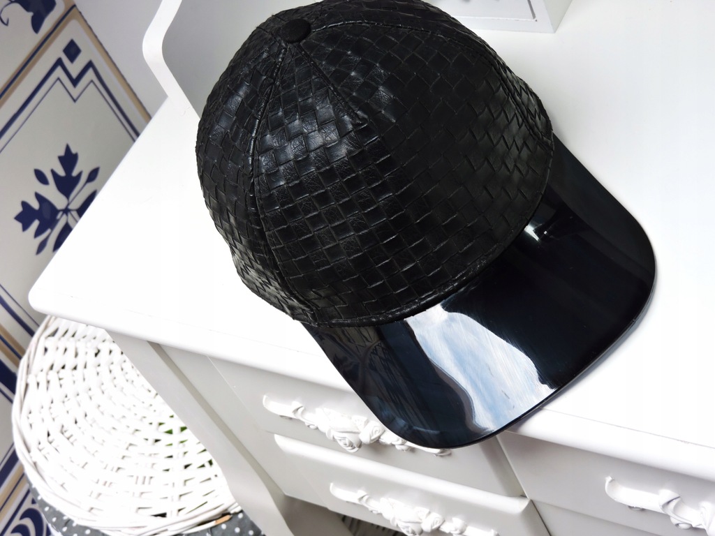 ASOS - CZAPK SKÓRZANA DASZEK PRZEŻROCZYSTY HOLOGRA