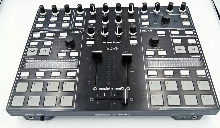 NOVATION TWITCH KONTROLER DJ USB/MIDI