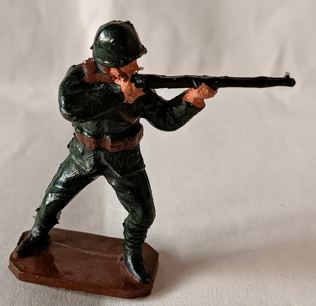 Żołnierz, żołnierzyk PRL strzelec zielony, duży