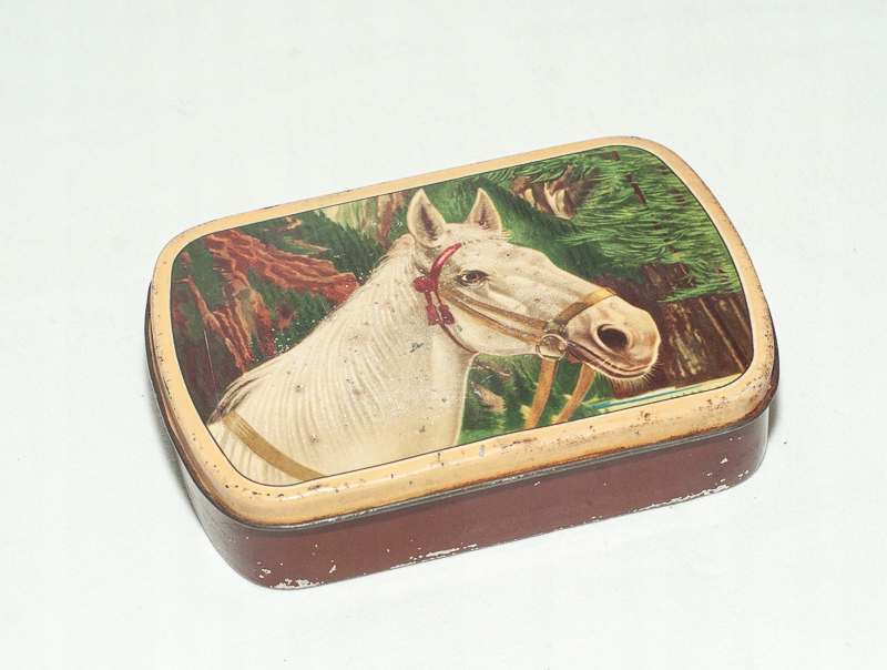 Stara puszka Pudełko na tytoń z koniem