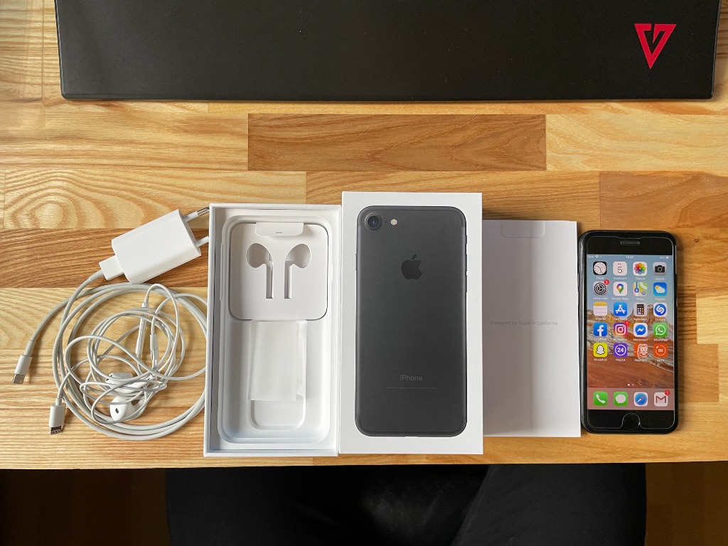 Smartfon Apple iPhone 7 2 GB / 32 GB czarny