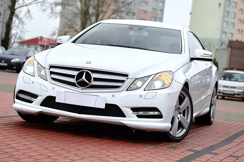 BIAŁY MERCEDES COUPE E220 CDI AMG BIANCO ZAMIANA