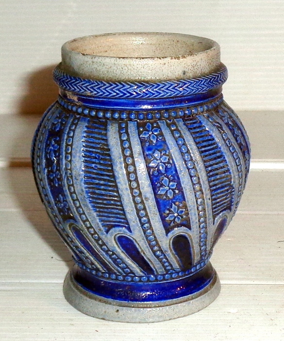 Stary ceramiczny dzbanuszek .