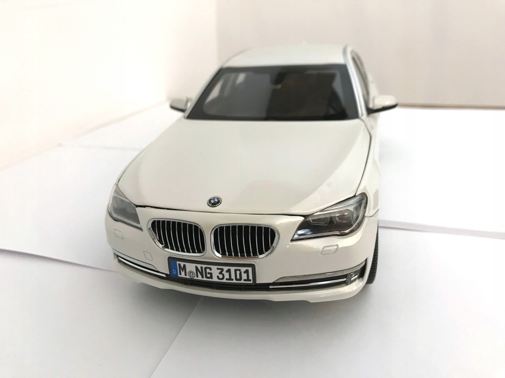 ミニカー KYOSHO BMW 750Li (F02) 1:18 BMW 750Li F02 Facelift 1/18 Kyosho Carbon Black - Używany Model