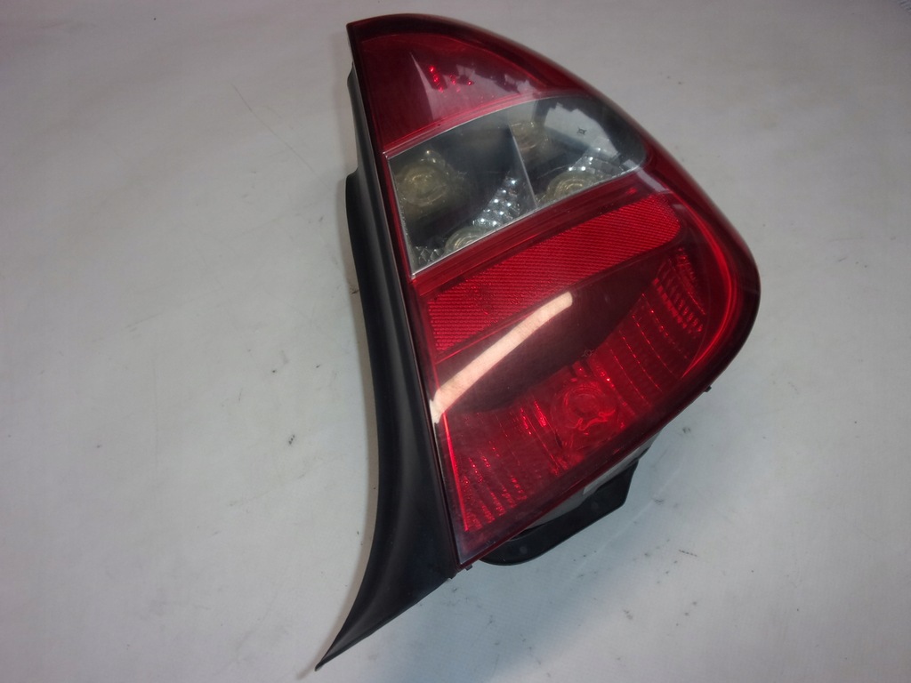 LAMPA TYLNA PRAWA SEDAN CITROEN C5 I