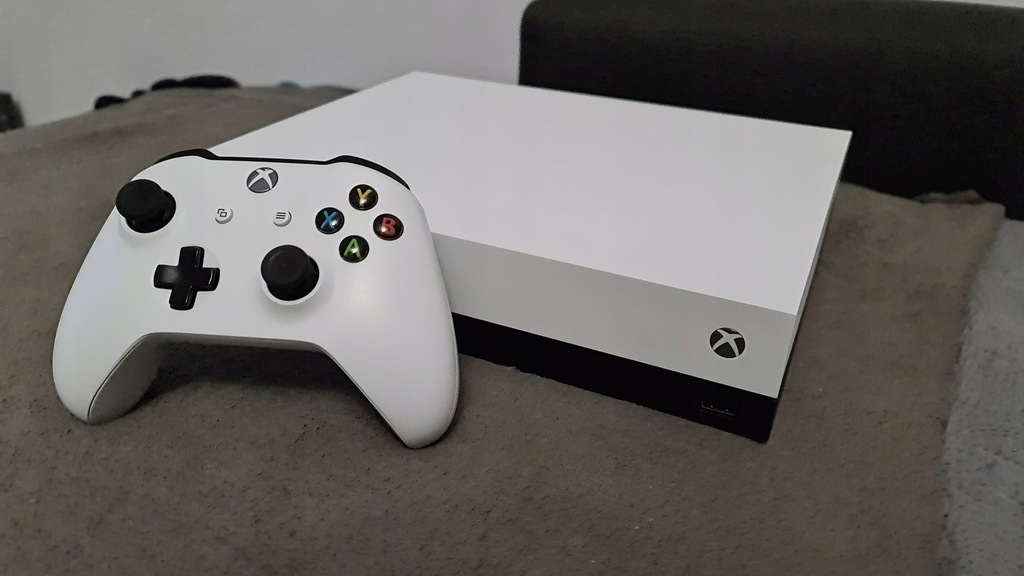 XBOX One X 1TB Robot White + 2 gry - świetny stan