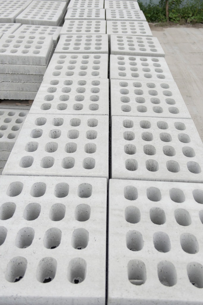 Купить бетонные дорожные. Дорожная бетонная плита 6000/1500/. Плиты ячеистые дорожные. Плита бетонная дорожная. Тротуарная плитка с отверстиями.