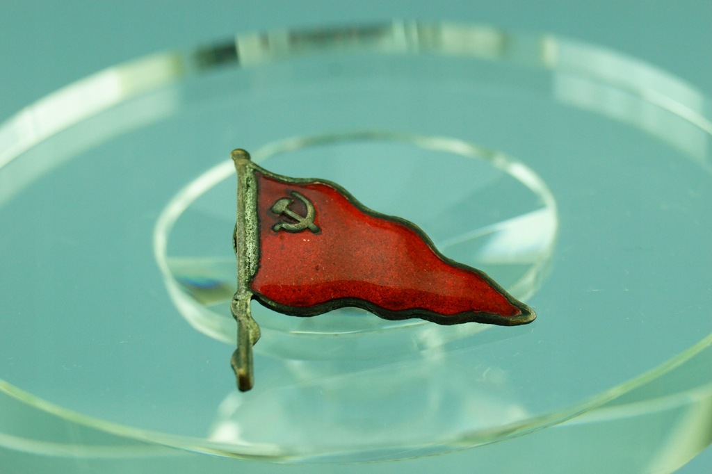 wpinka odznaka radziecka Rosja czerwona flaga