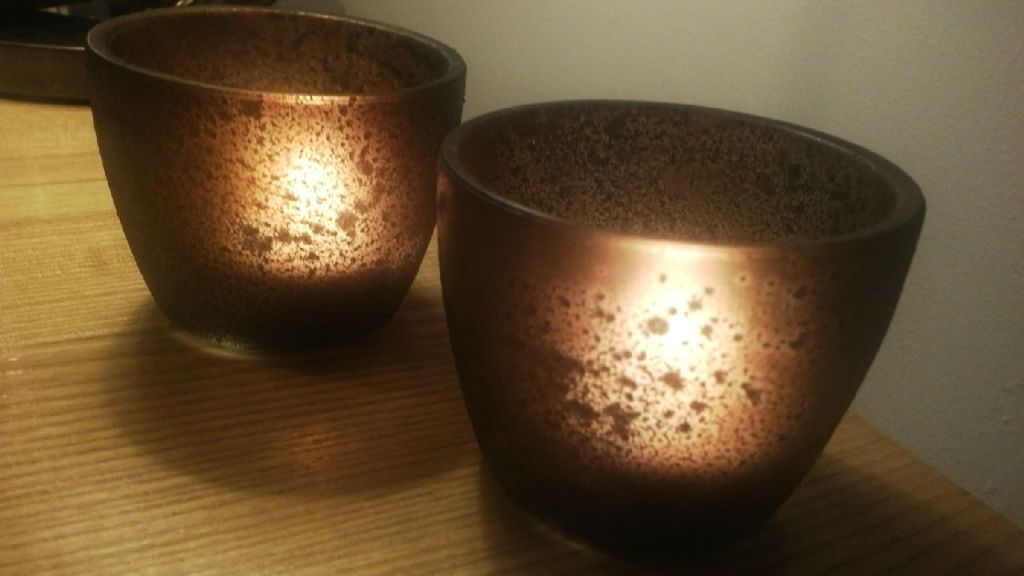 Dwa szklane świeczniki