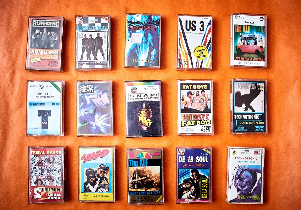 15 kaset audio z muzyką hip-hop.