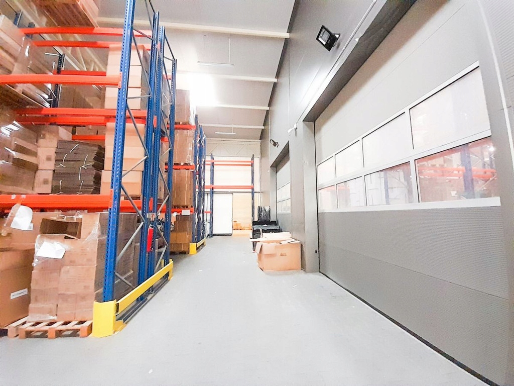 Magazyny i hale, 2200 m²