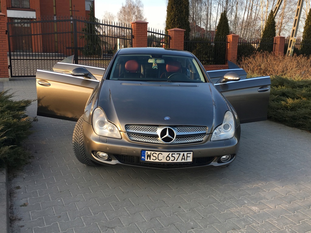 MercedesBenz CLS czarno czerwona skóra zamiana