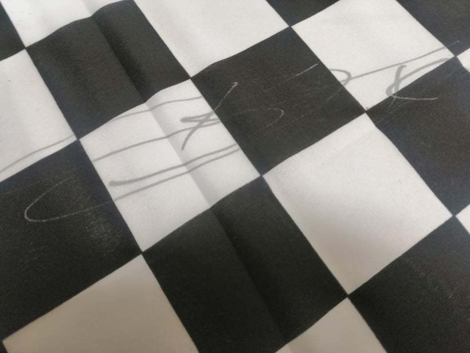 Flaga wyścigowa F1 z autografem Roberta Kubicy
