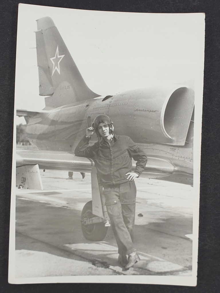 Pilot radzieckich sił powietrznych przed samolotem L-39 Albatros