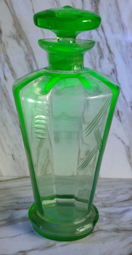 Zielona karafka szkło uranowe H=20 cm
