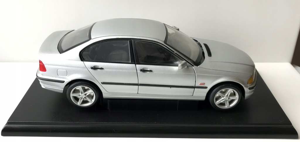 WELLY-BMW 328i 1998-SKALA 1:18 13407264420 oficjalne archiwum