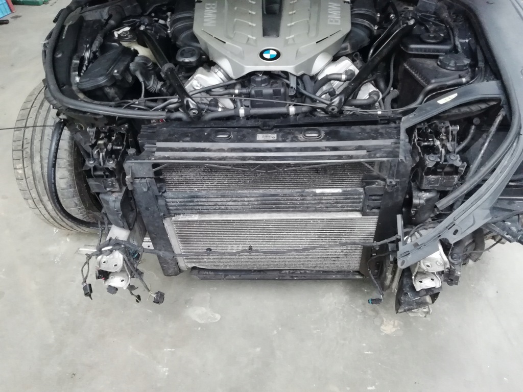 BMW 750i po wypadku pali, jeździ zarejestrowane PL