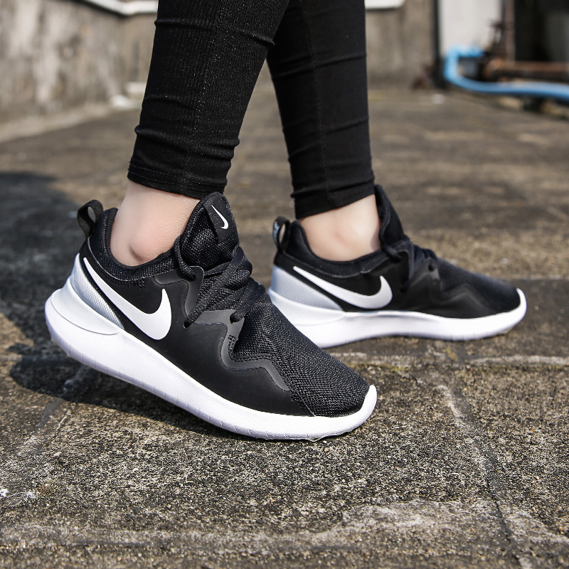 nike wmns tessen