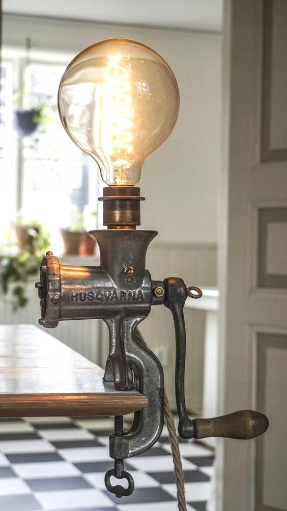 LAMPA DUŻY ŻELIWNY MŁYNEK DO MIELENIA LOFT OGRÓD