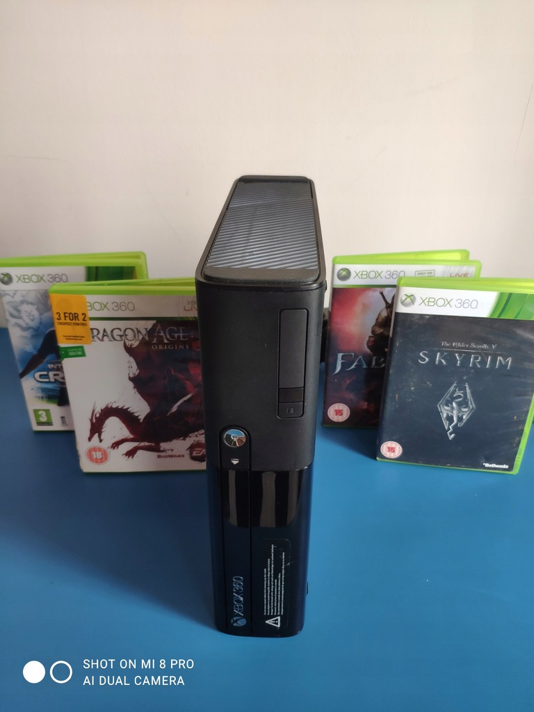 Konsola Microsoft Xbox 360 E 4 GB czarny + 4 Gry