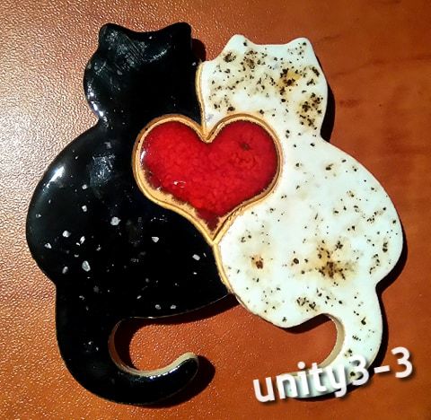 Magnes: czarny kot, biały kot z czerwonym sercem