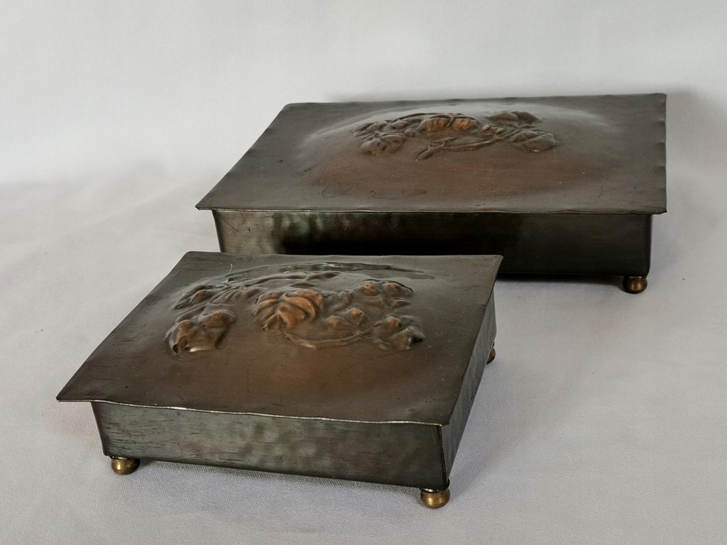 Antyczne dwie szkatułki na cygara papierosy lub inne drobiazgi .