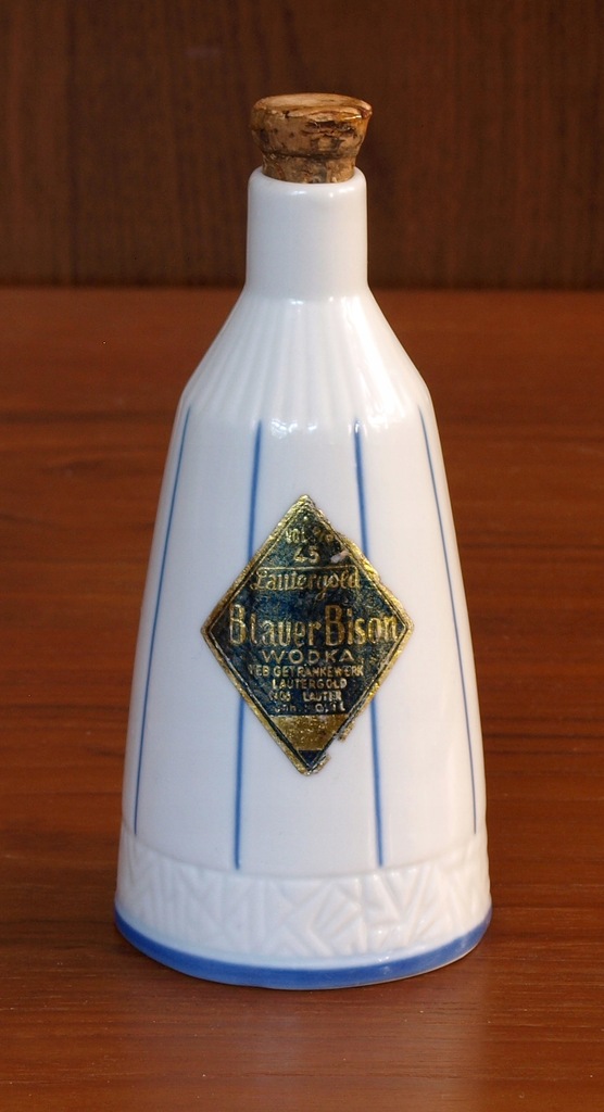 Mała biała ceramiczna butelka Blauer Bison Wodka