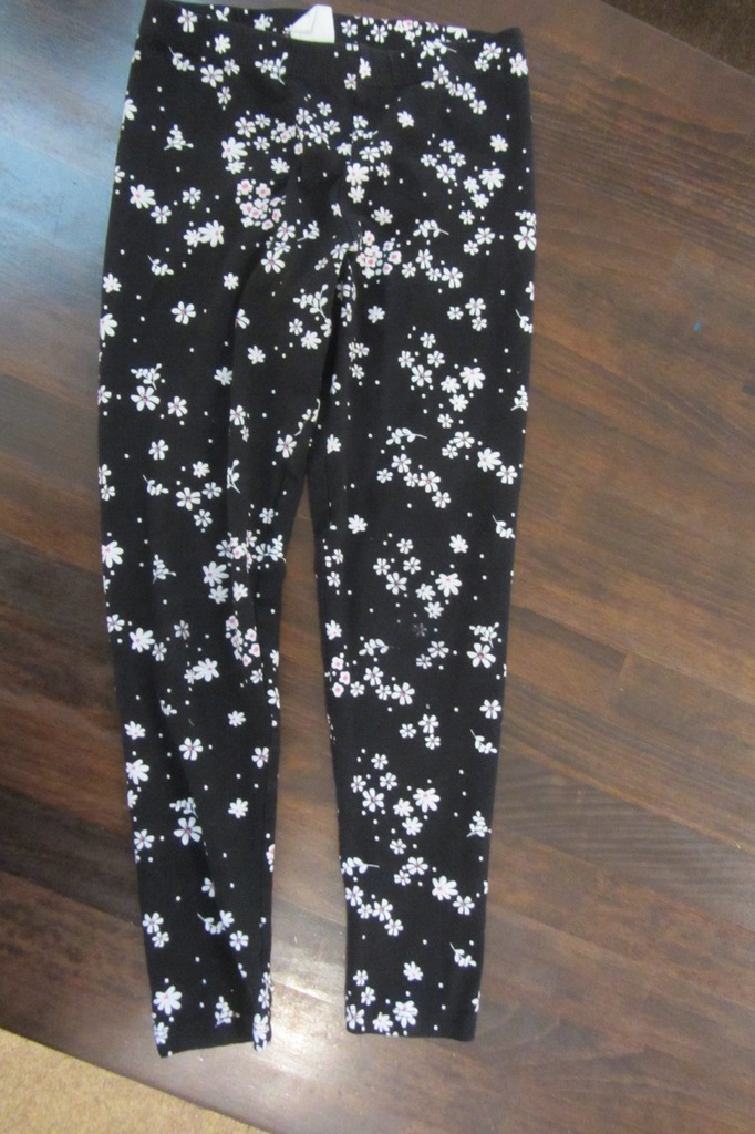 Czarne legginsy w białe kwiatuszki 122