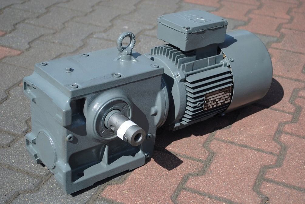 Motoreduktor kątowy 1.1kw. 15obr. z hamulcem. SEW