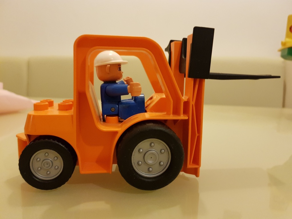 Lego wózek widłowy