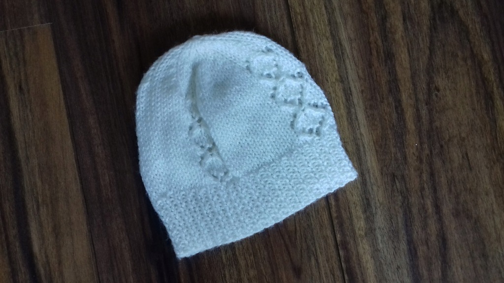 Biała czapka ciepła na zimę uszka z ażurkiem 3-6