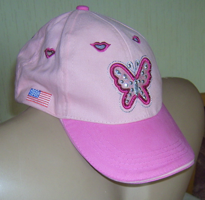 Różowa czapka ze świecącym motylkiem, daszek