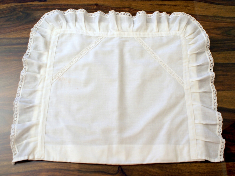 Stara poszewka na poduszkę z koronką 40 x 40 cm