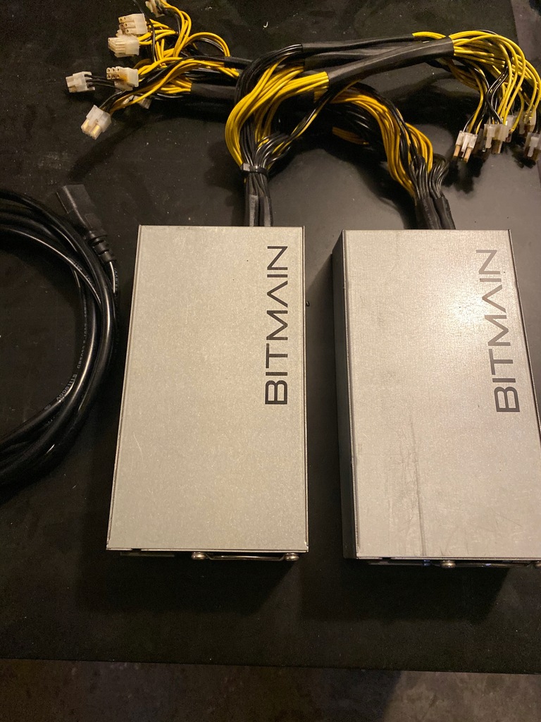 2 Zasilacze Bitmain 1600 watt.