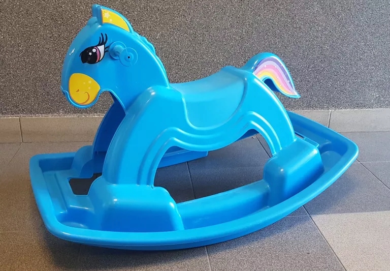 KONIK NA BIEGUNACH PLASTIKOWY