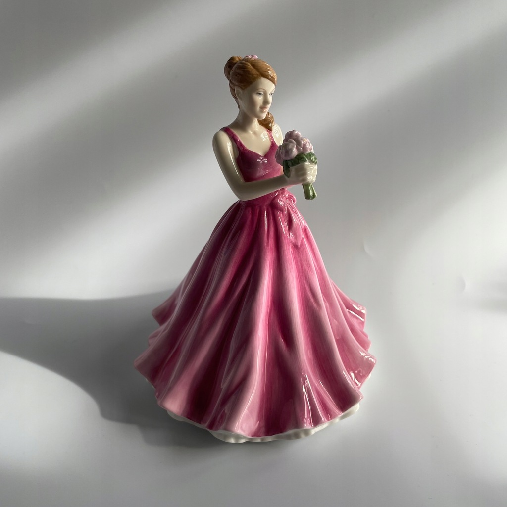 Śliczna figurka dama różowa kobieta z piwonią „Maj” Royal Doulton HN5504