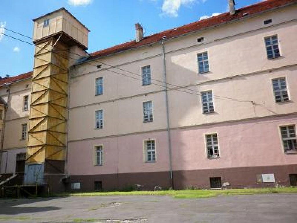 Komercyjne, Wołów, Wołów (gm.), 3000 m²