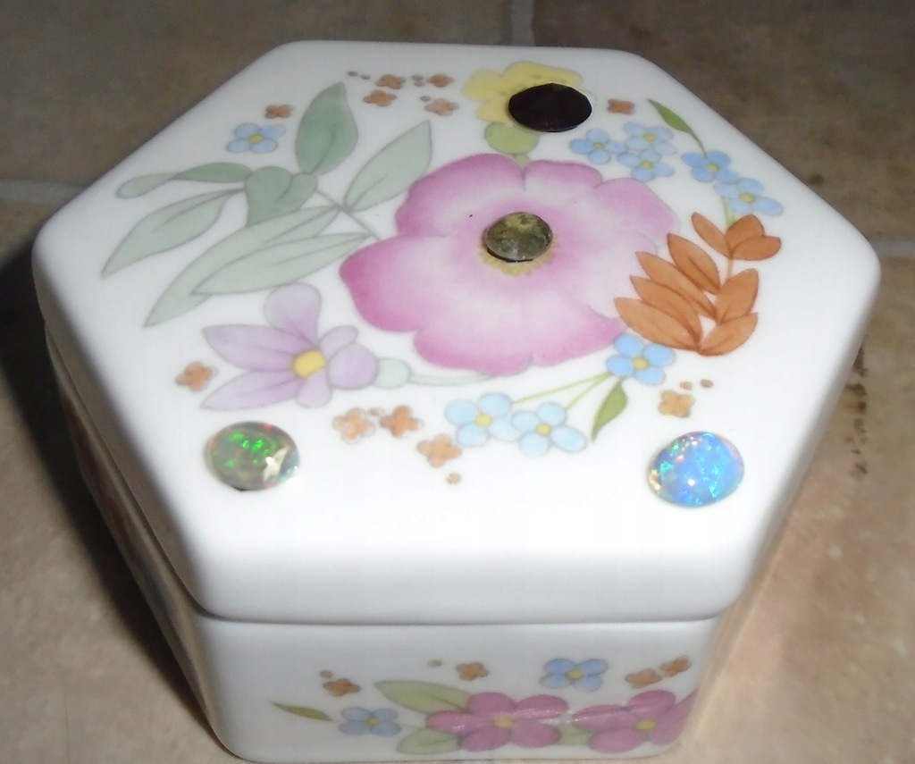 porcelana Wedgwood, szkatułka z opalami, granatem
