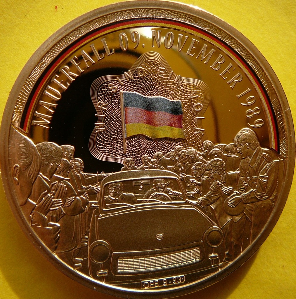 TRABANT KULTOWE AUTO DDR OBALENIE MURU BERLIŃSKIEGO