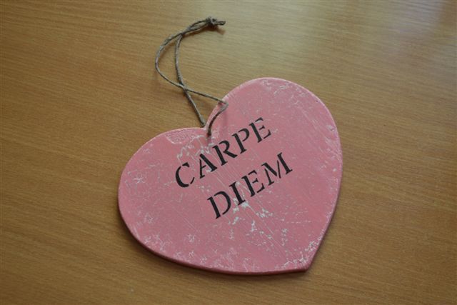 Drewniane serce „Carpe Diem” – zza krat dla WOŚP