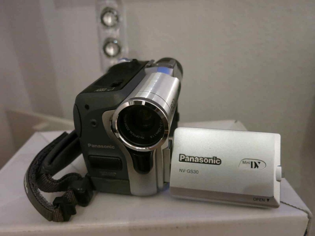 Panasonic NV-GS30, nowa ,srebrna, na kasetki DV