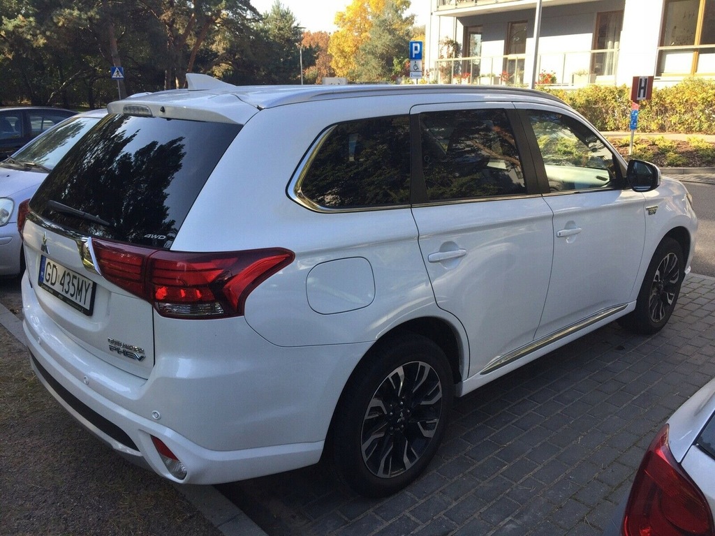 Купить Mitsubishi Outlander 2.0 4WD подключаемый гибрид: отзывы, фото, характеристики в интерне-магазине Aredi.ru