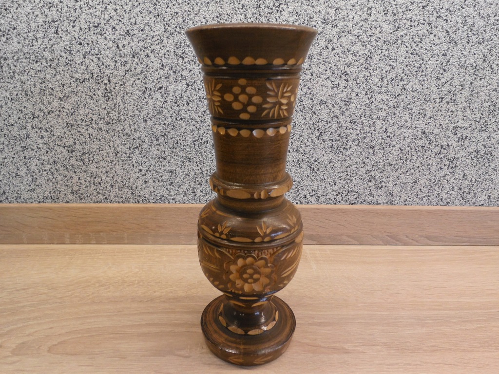 Drewniany wazon rzeźbiony