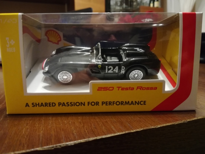 Ferrari 250 Testa  Model w skali 1:43 Bburago NOWY