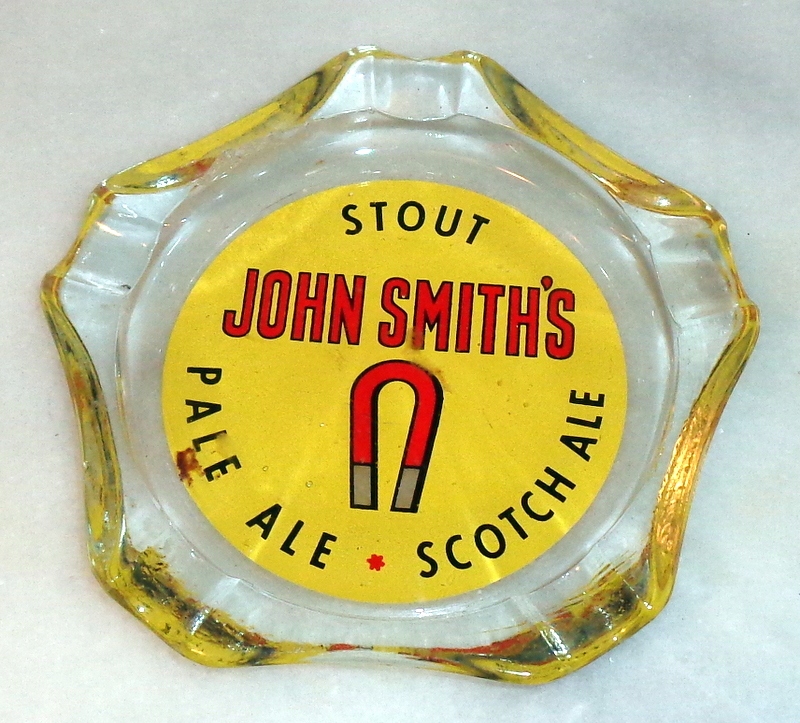 Stout JOHN SMITH'S - stara szklana popielniczka reklamowa.