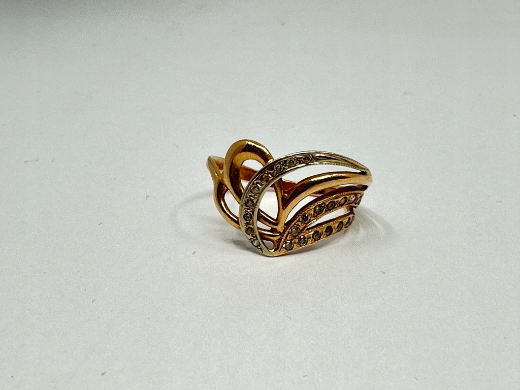Złoty pierścionek plątany z cyrkoniami 585