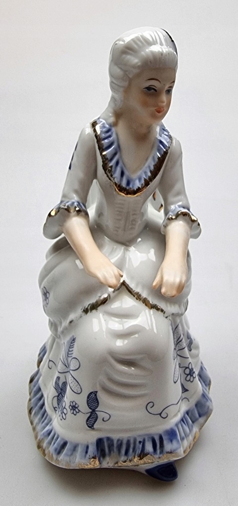 Figurka porcelanowa 14 cm Dama na siedząca na krześle
