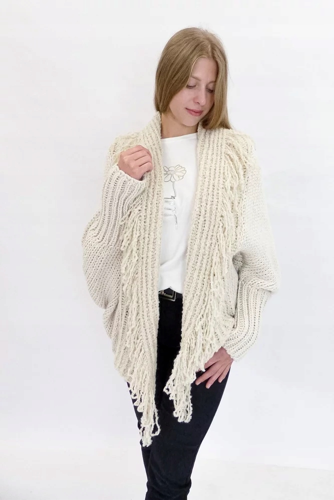 Minouu Sweter Kardigan z Frędzlami Beżowy UNI